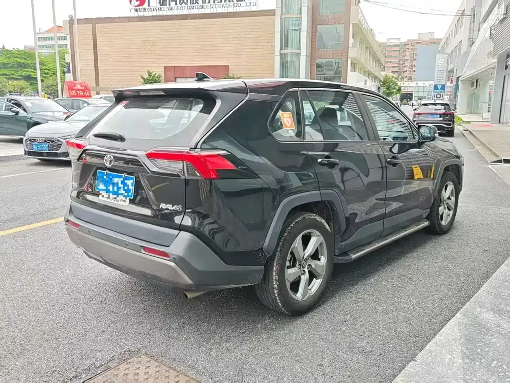 Toyota RAV4 — фото 7