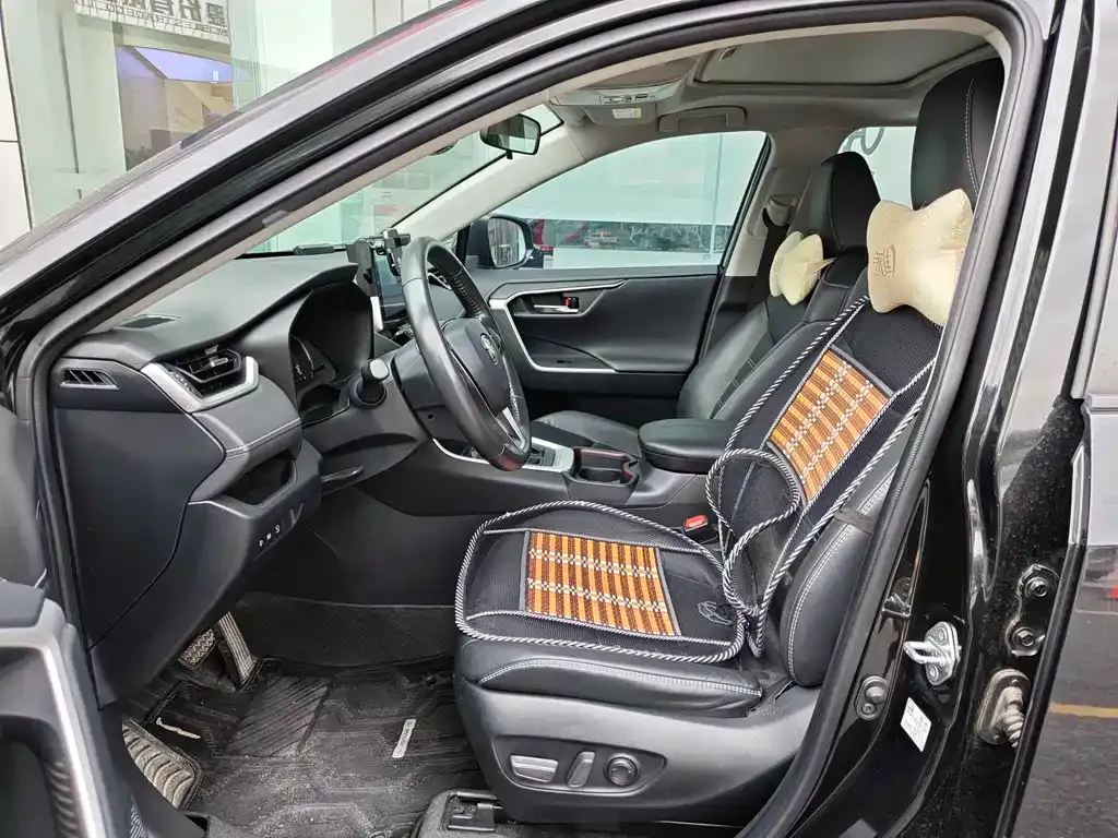 Toyota RAV4 — фото 2