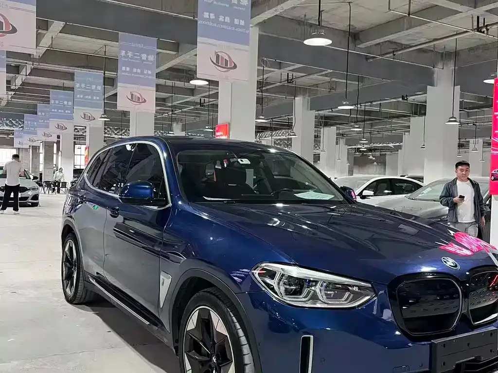 BMW iX3 — фото 8