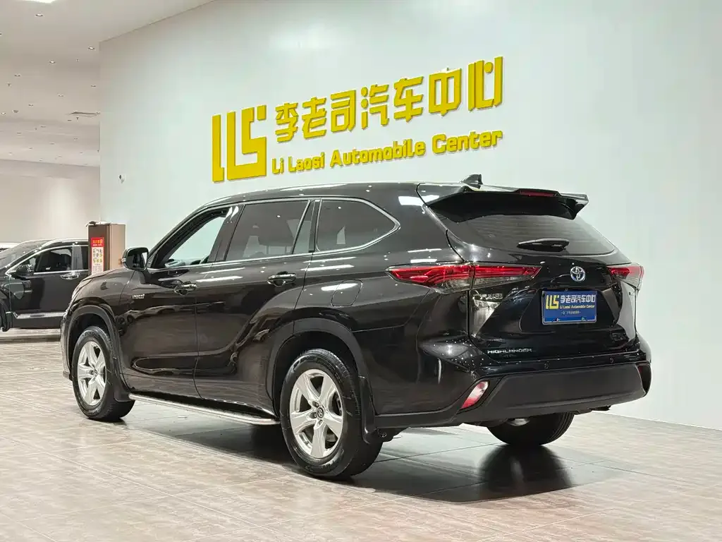 Toyota Highlander — фото 1