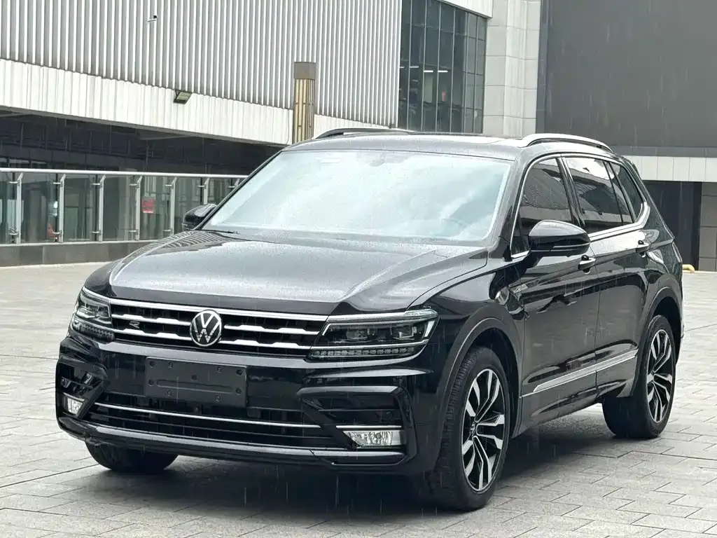 Volkswagen Tiguan L — фото 1