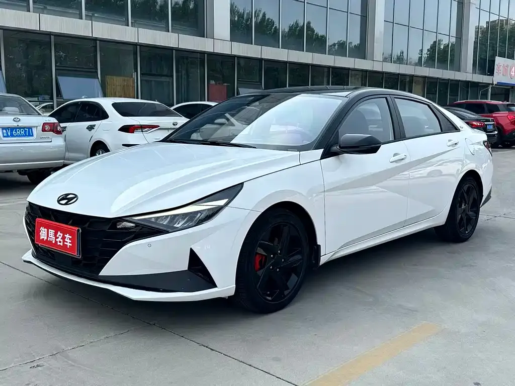 Hyundai Elantra — фото 1