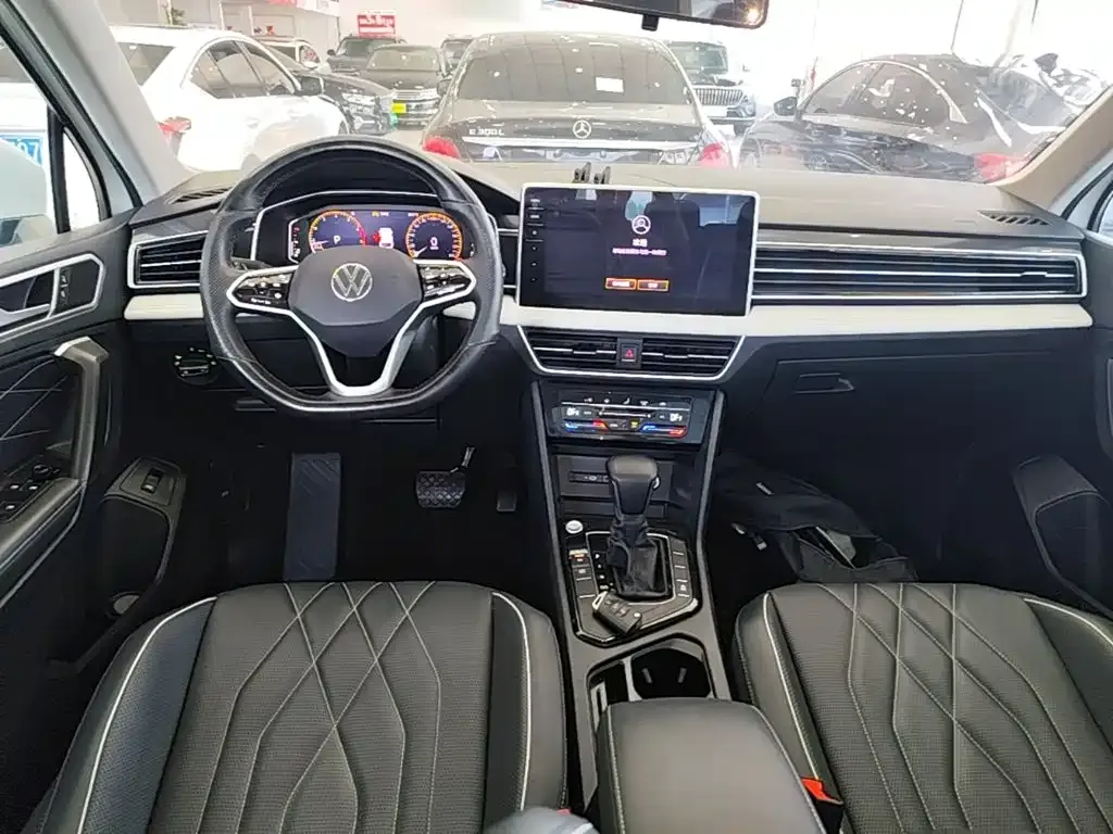Volkswagen Tiguan L — фото 9