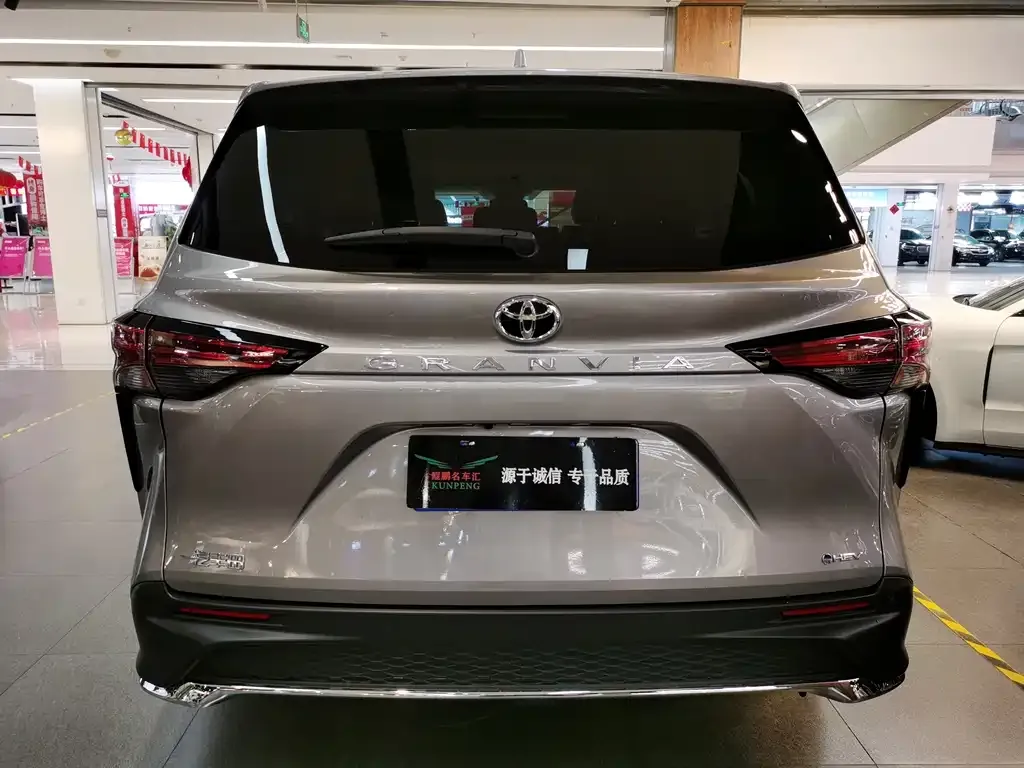 Toyota Granvia — фото 8