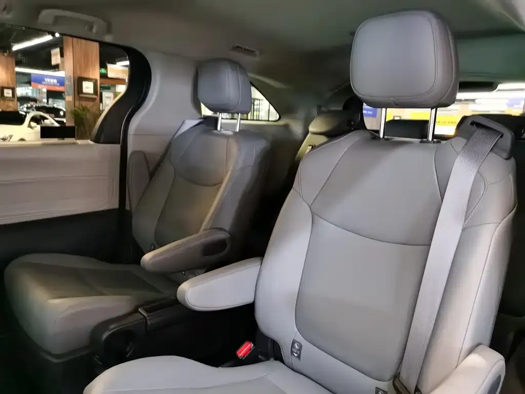 Toyota Granvia — фото 4