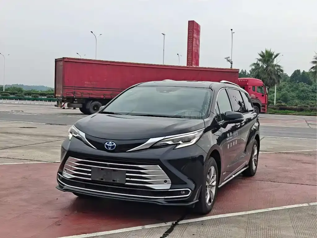 Toyota Sienna — фото 1