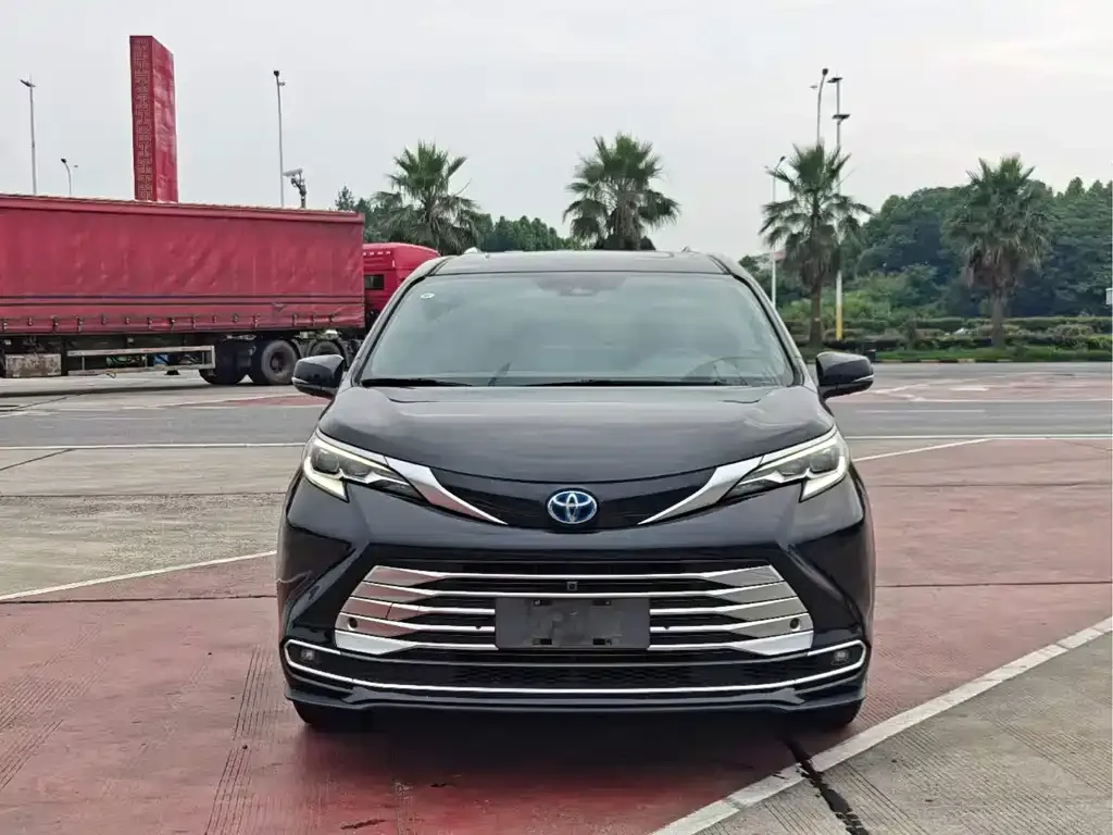 Toyota Sienna — фото 7