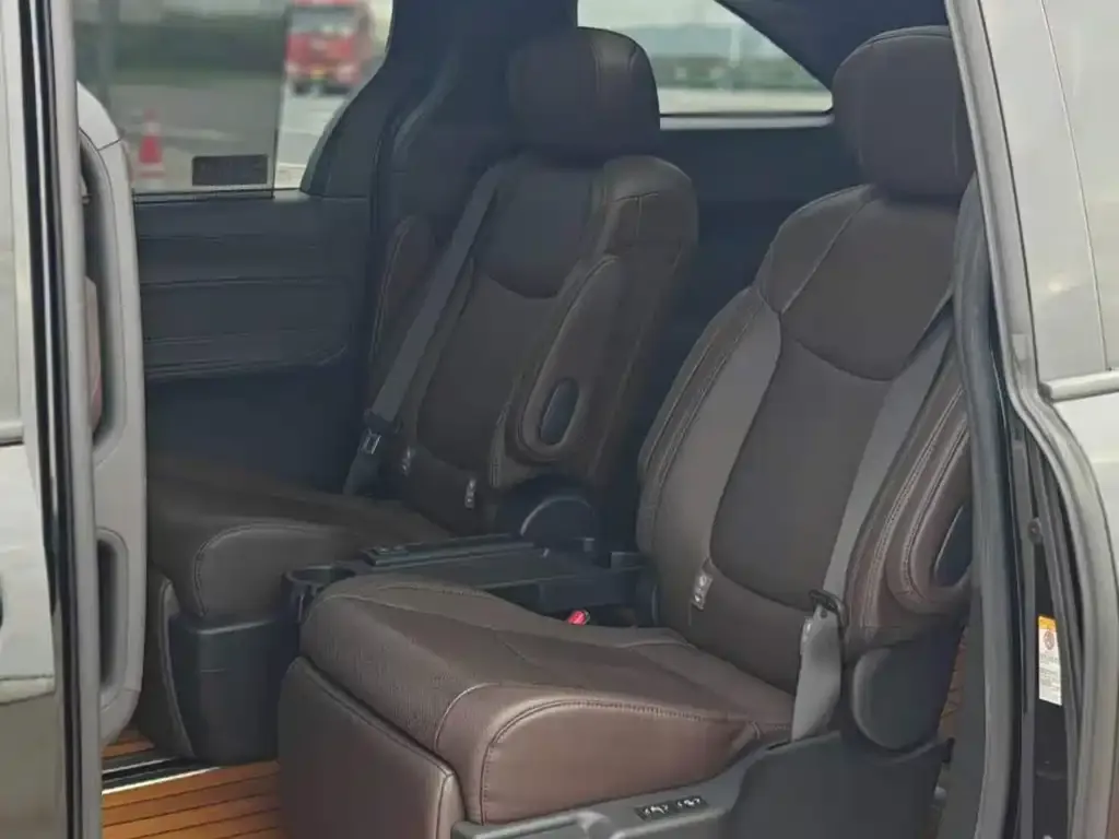 Toyota Sienna — фото 2