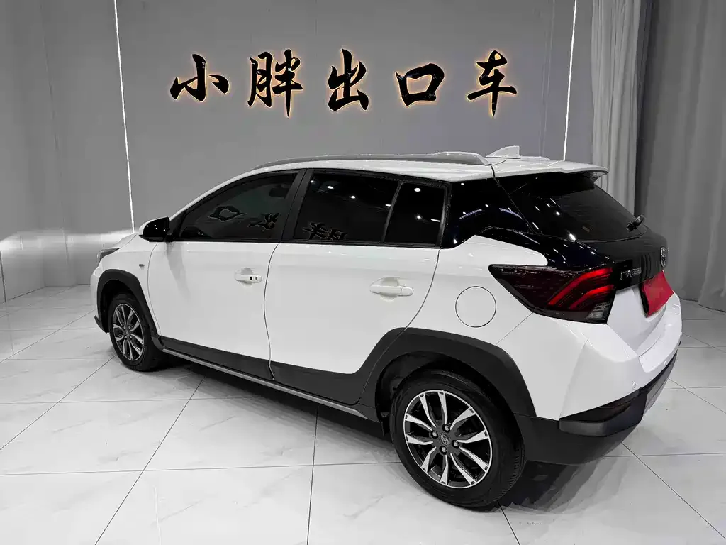 Toyota Yaris L — фото 2