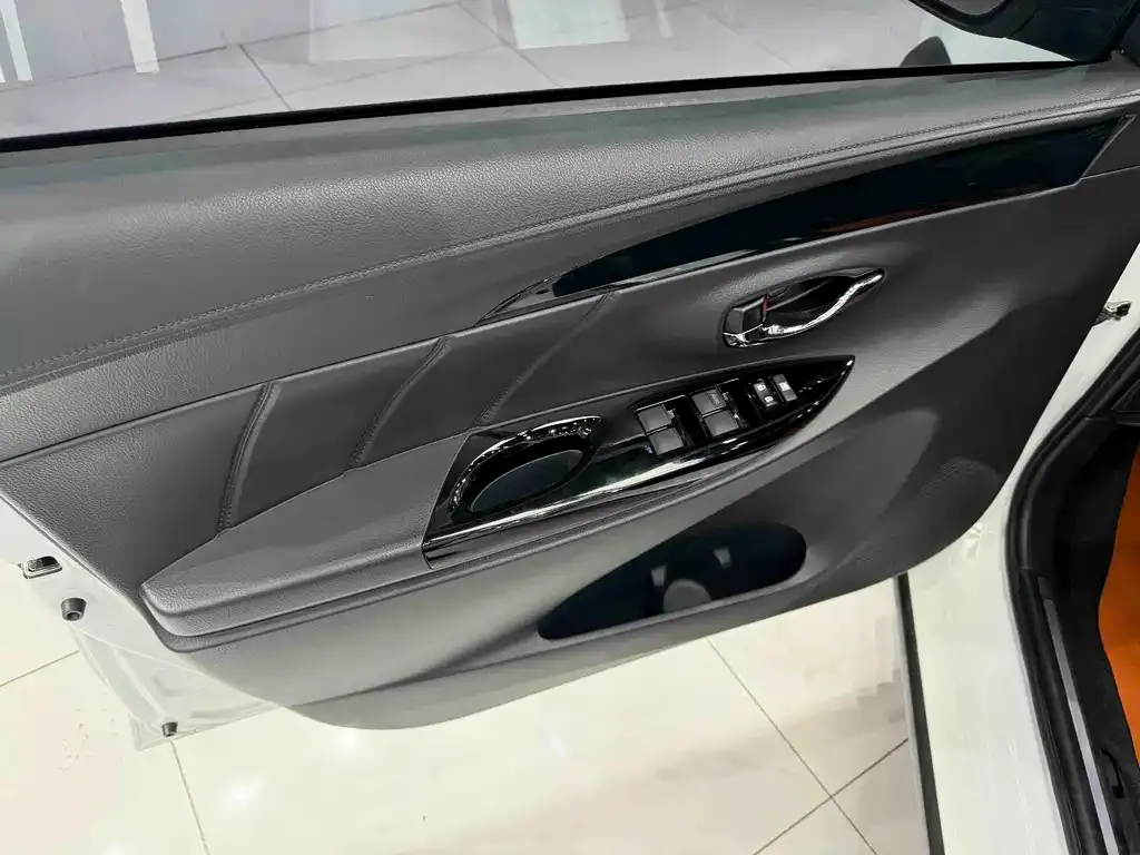 Toyota Yaris L — фото 4