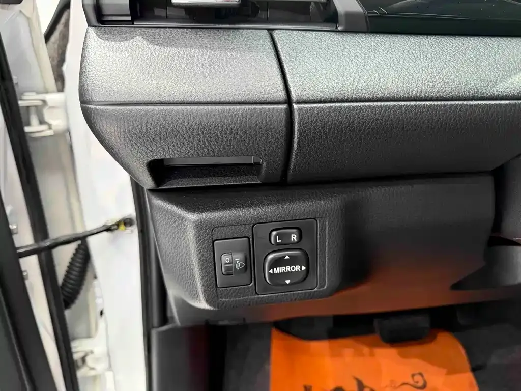 Toyota Yaris L — фото 6