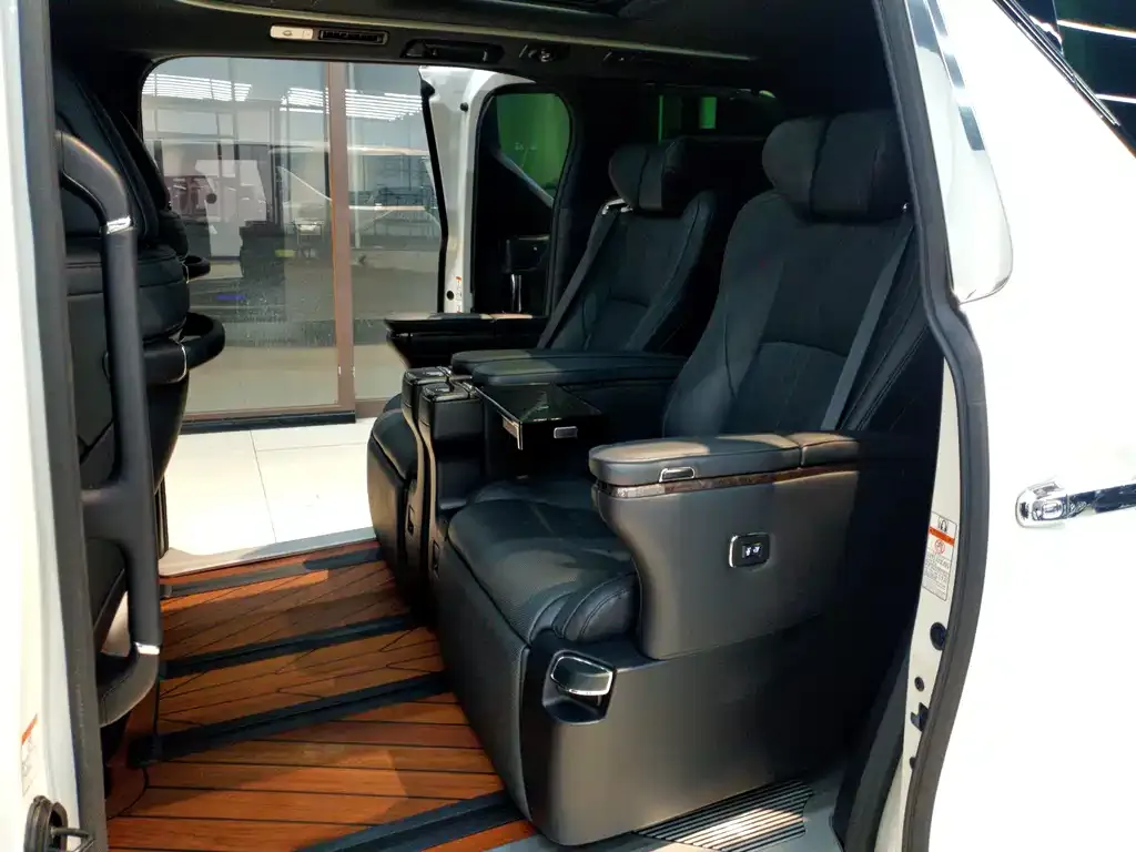 Toyota Vellfire — фото 8