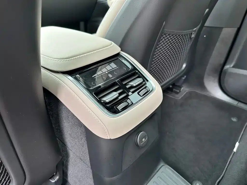 Volvo XC90 PHEV 2025 из CN, фото 10