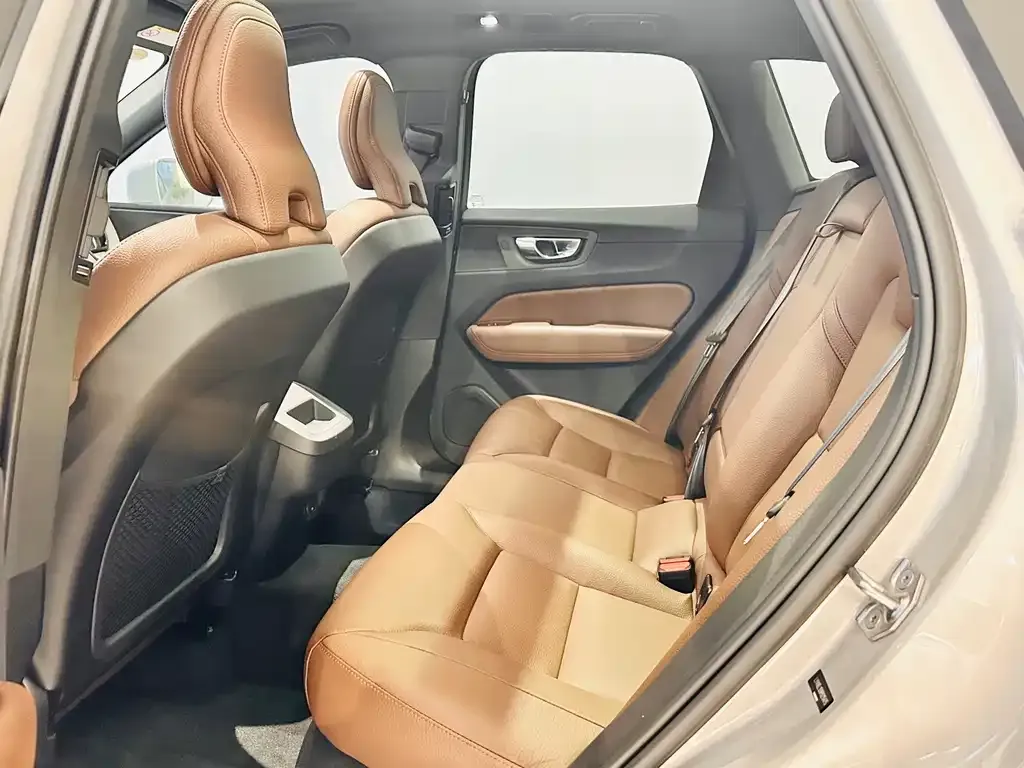 Volvo XC60 — фото 8
