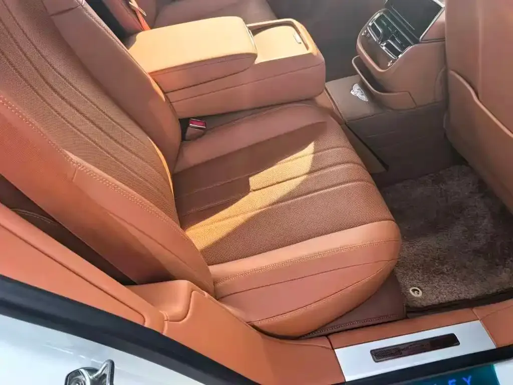 Bentley Flying Spur — фото 3