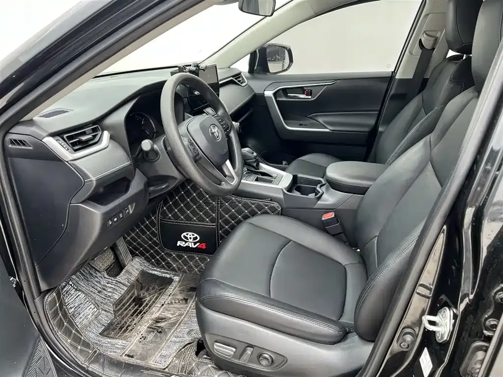 Toyota RAV4 — фото 10