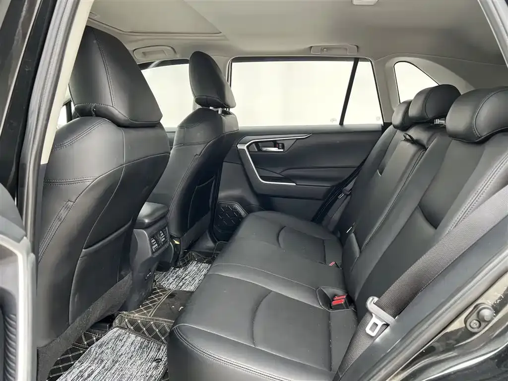 Toyota RAV4 — фото 6