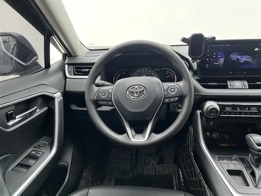 Toyota RAV4 — фото 9
