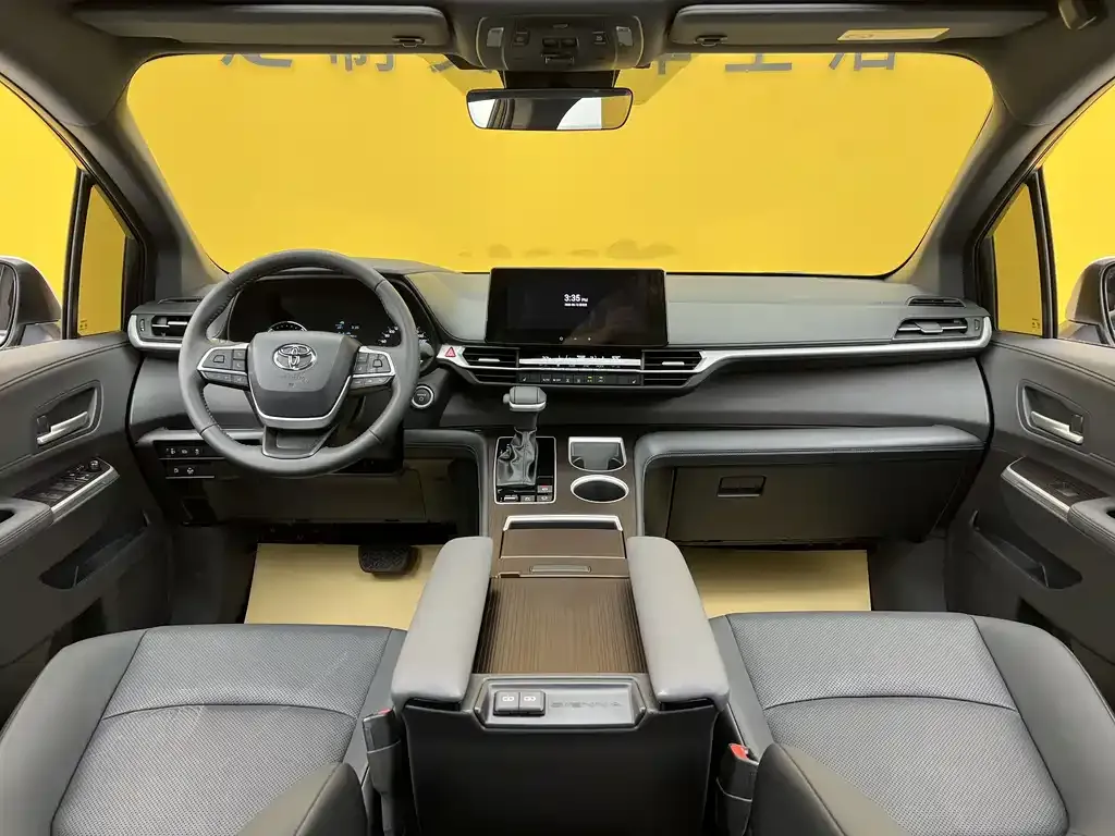 Toyota Sienna — фото 8