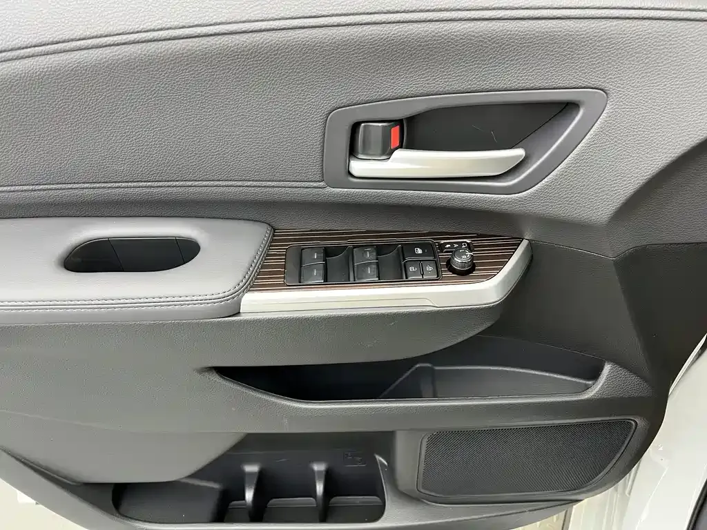 Toyota Sienna — фото 10
