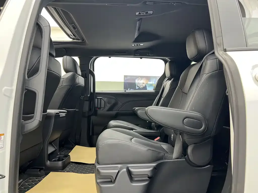 Toyota Sienna — фото 3