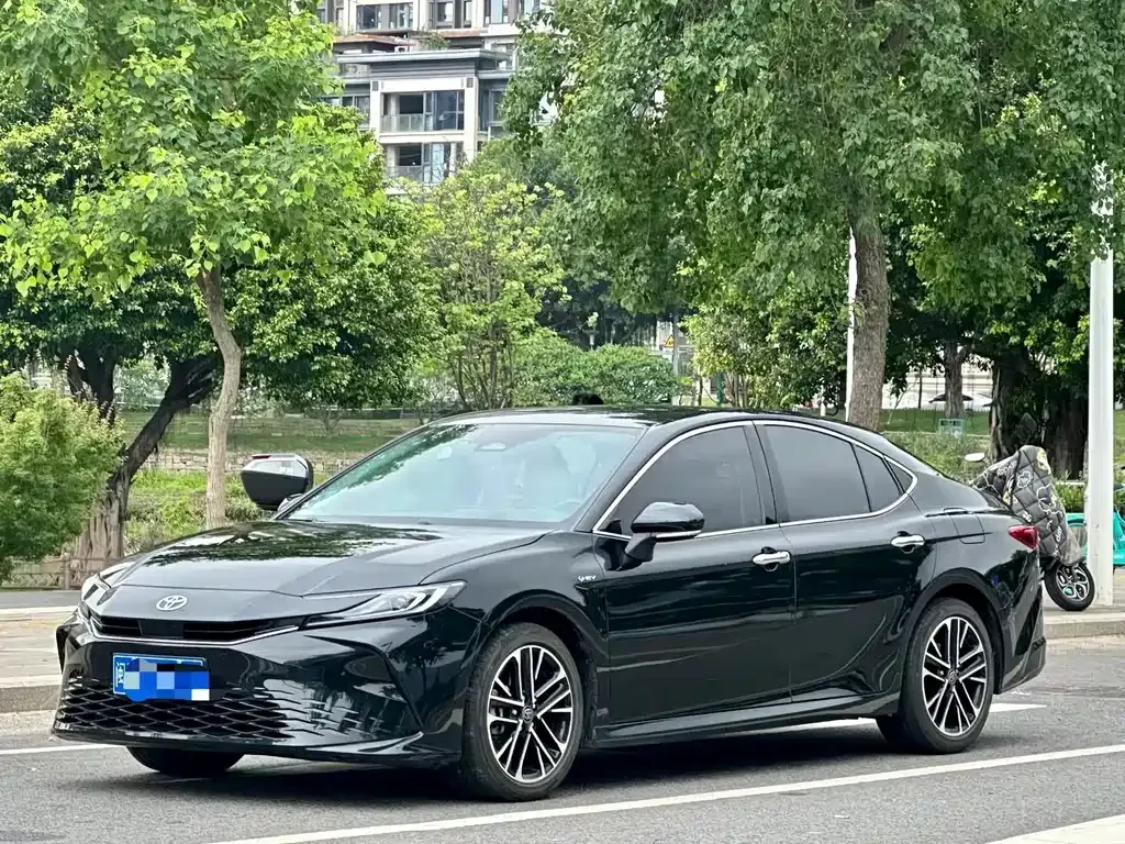 Toyota Camry — фото 1