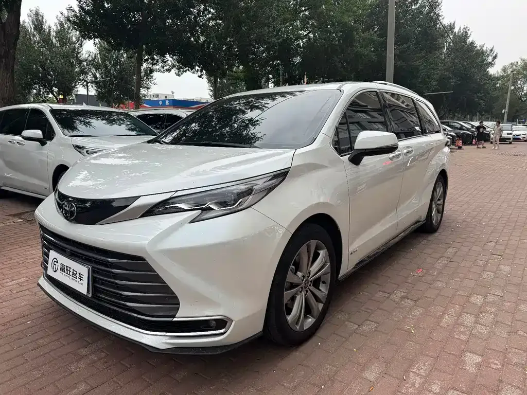 Toyota Sienna — фото 1