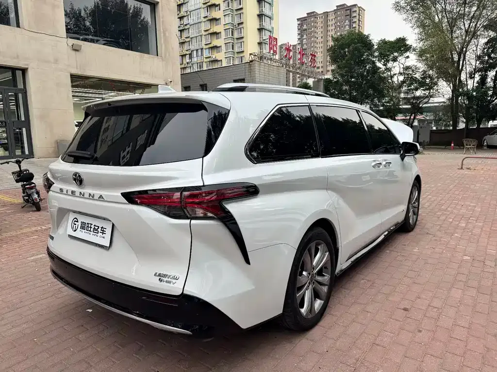 Toyota Sienna — фото 7