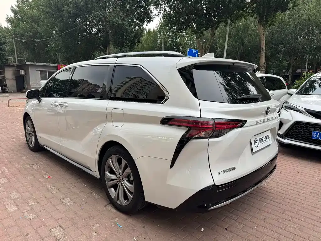 Toyota Sienna — фото 3