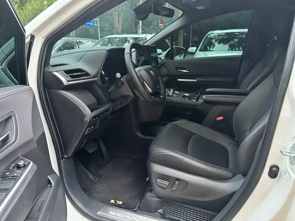 Toyota Sienna — фото 4