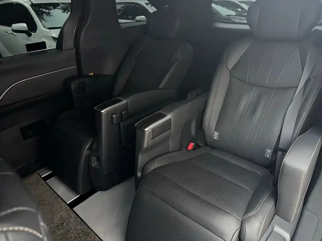 Toyota Sienna — фото 5