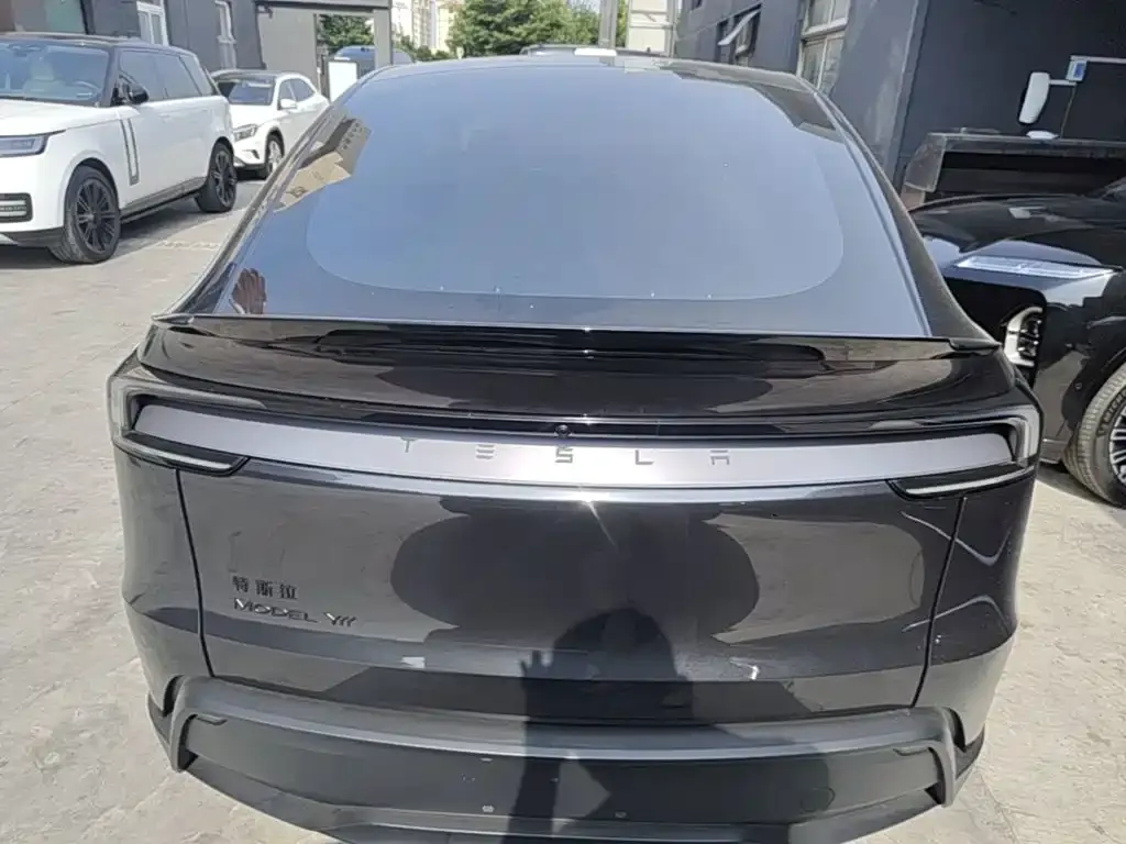 Tesla Model Y L — фото 9