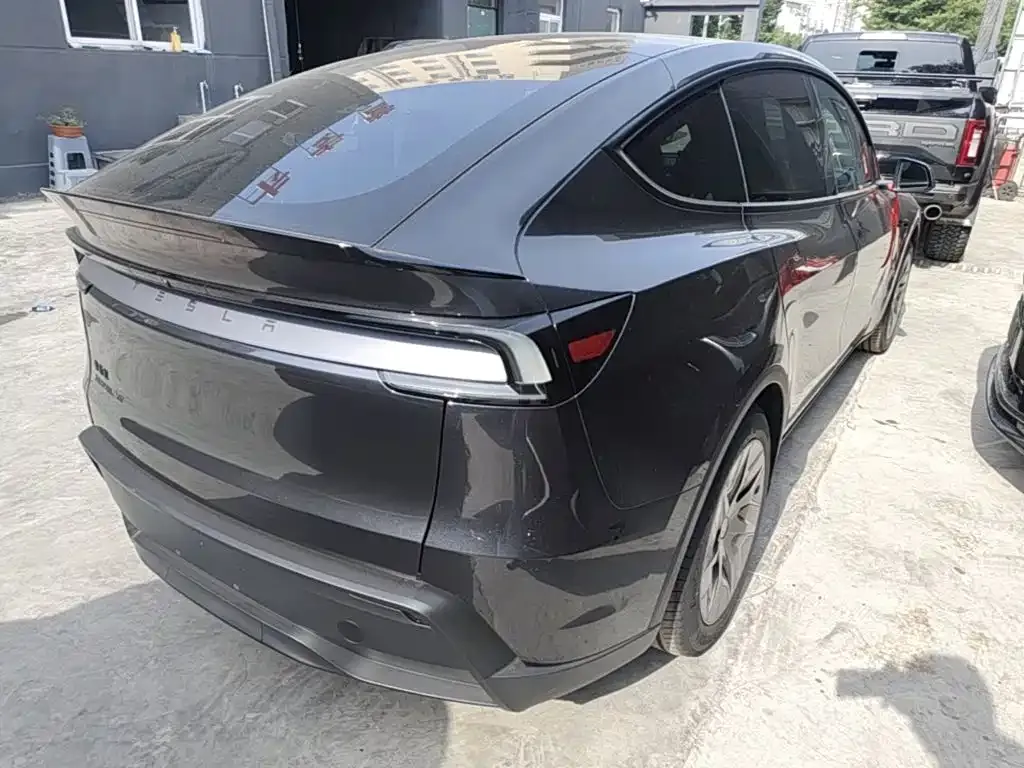 Tesla Model Y L — фото 8
