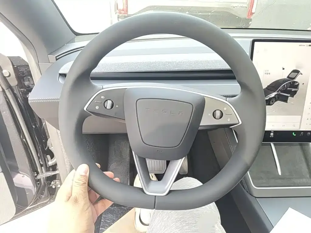 Tesla Model Y L — фото 10