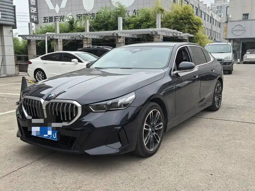 BMW 5 Series — фото 1