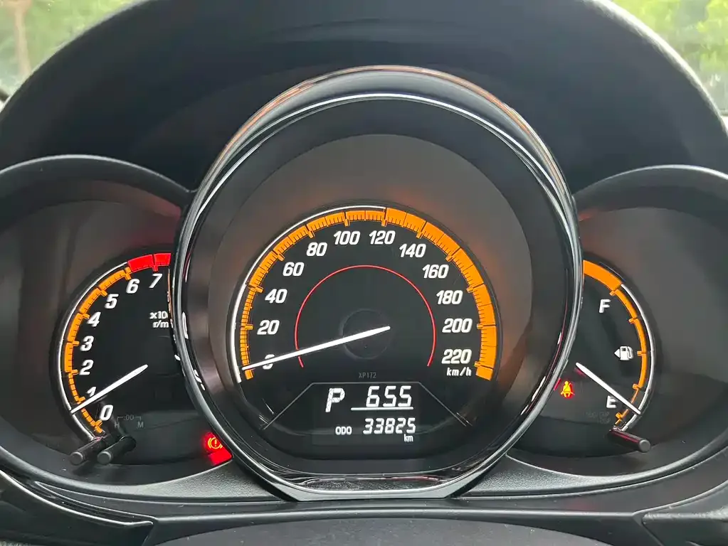 Toyota Yaris L — фото 3