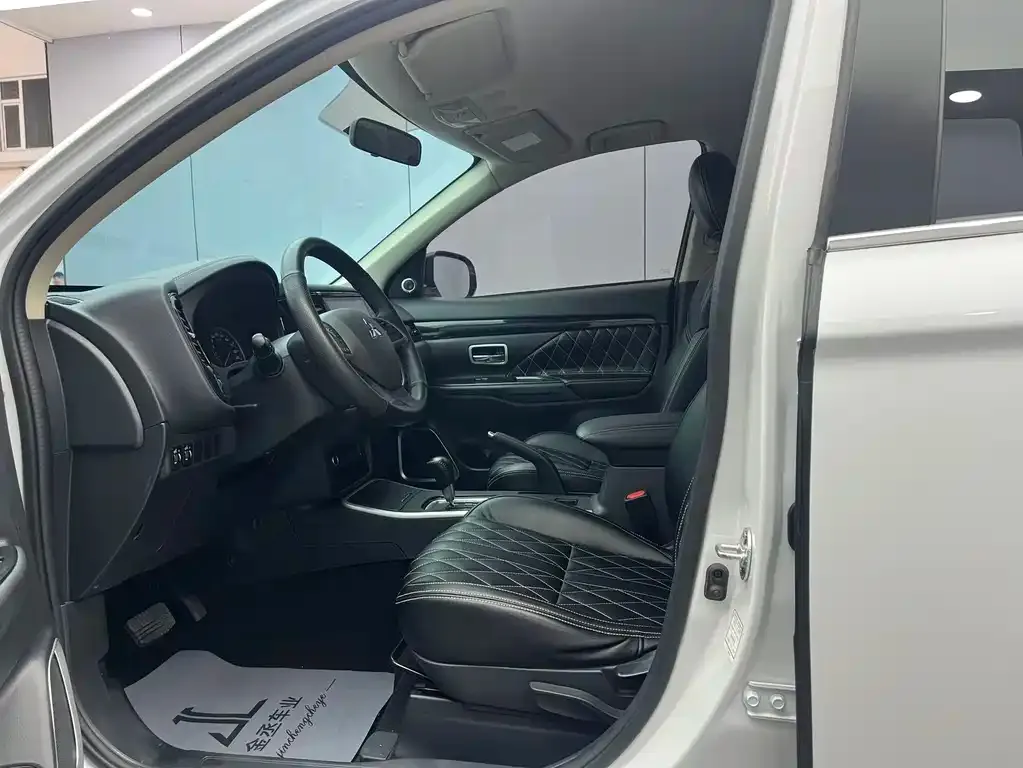 Mitsubishi Outlander 2022 из CN, фото 2