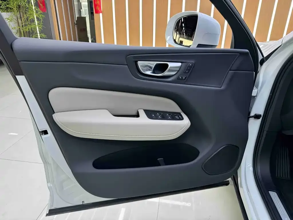Volvo XC60 — фото 7