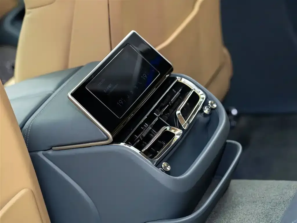 Bentley Flying Spur — фото 2