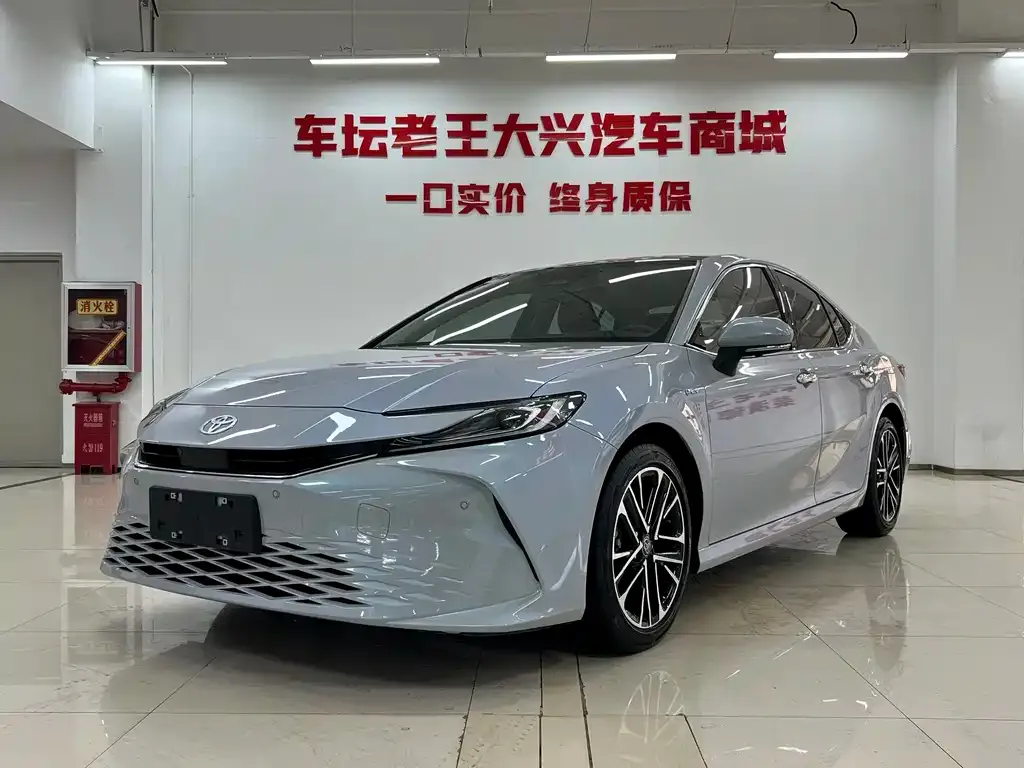 Toyota Camry — фото 1