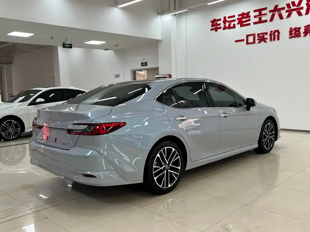 Toyota Camry — фото 5