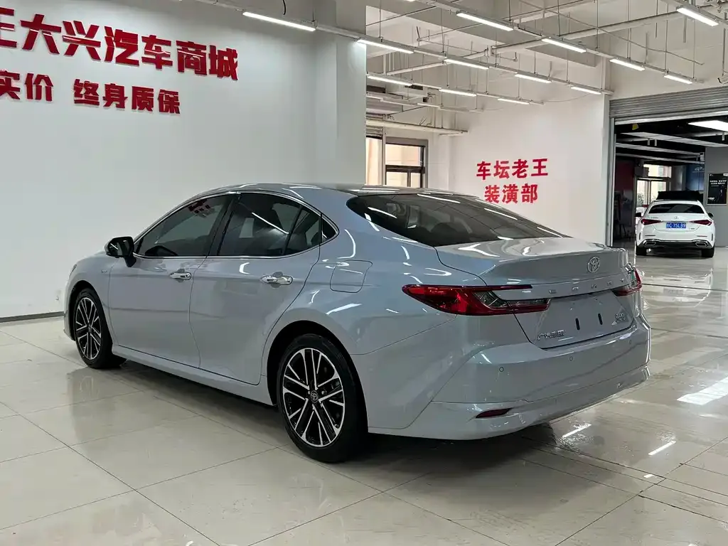 Toyota Camry — фото 10