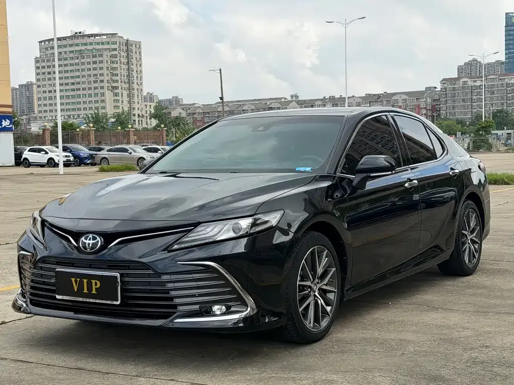 Toyota Camry — фото 1