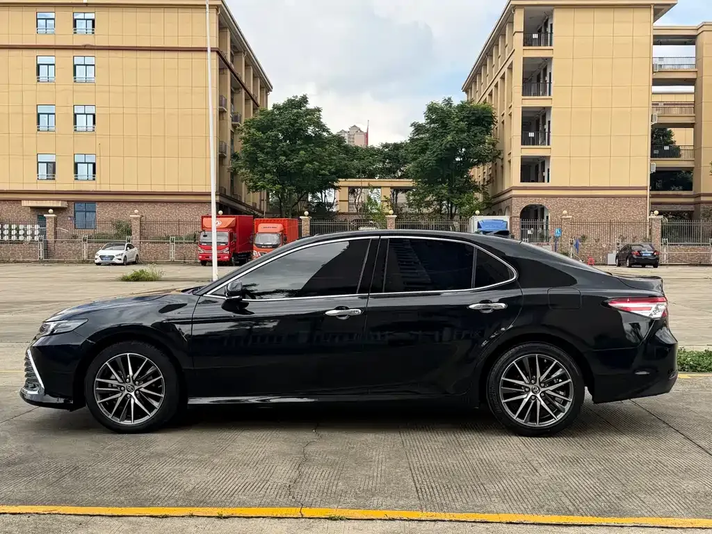 Toyota Camry — фото 4