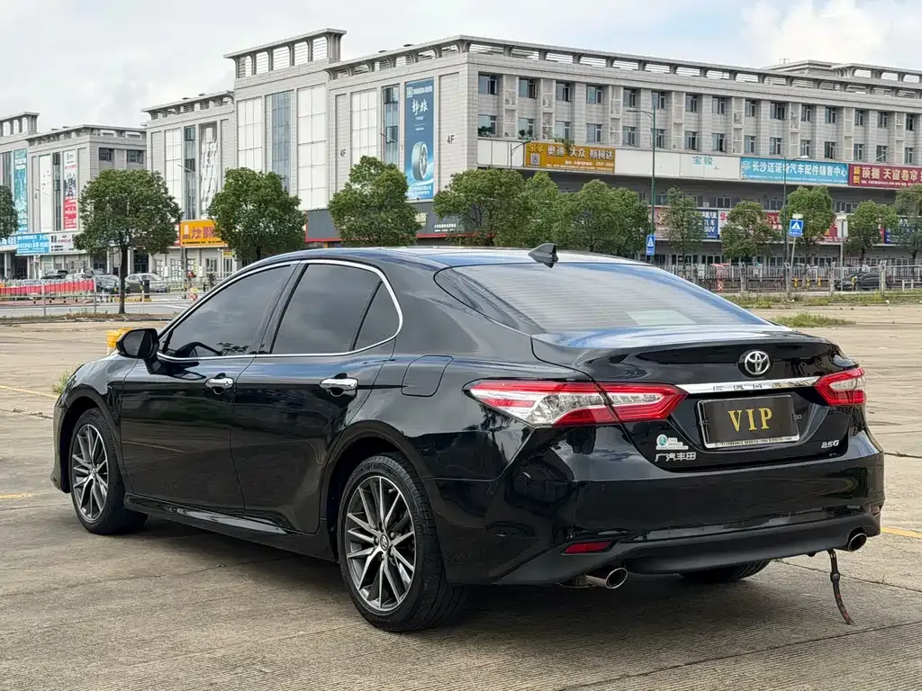 Toyota Camry — фото 5