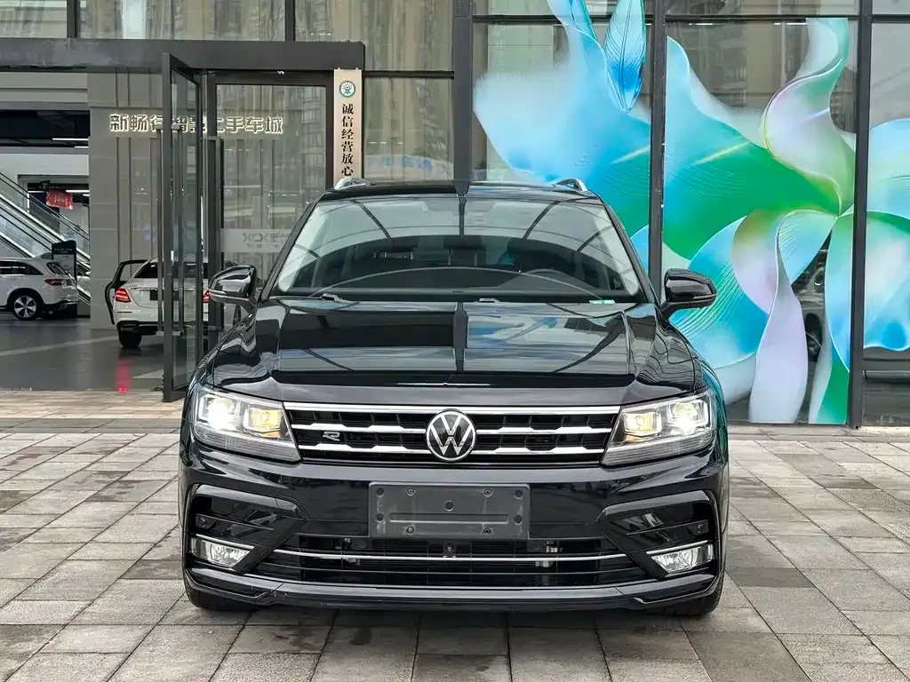 Volkswagen Tiguan L — фото 1