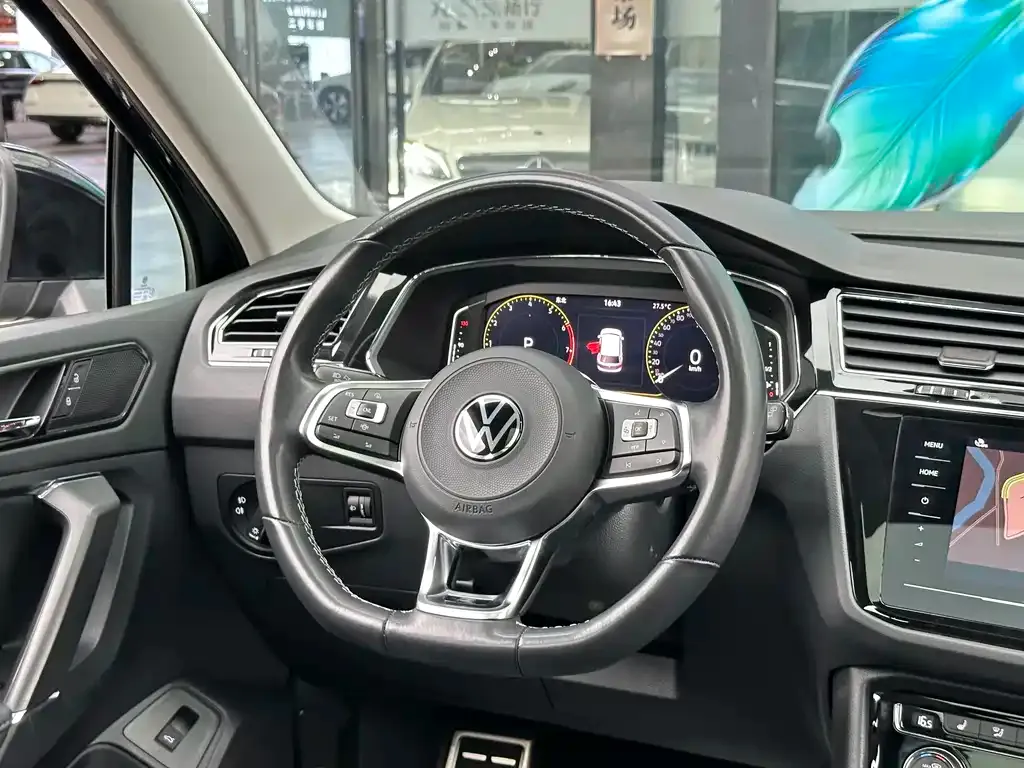 Volkswagen Tiguan L — фото 8