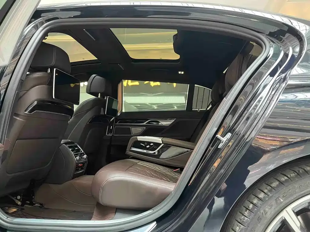 BMW 7 Series 2022 из CN, фото 8