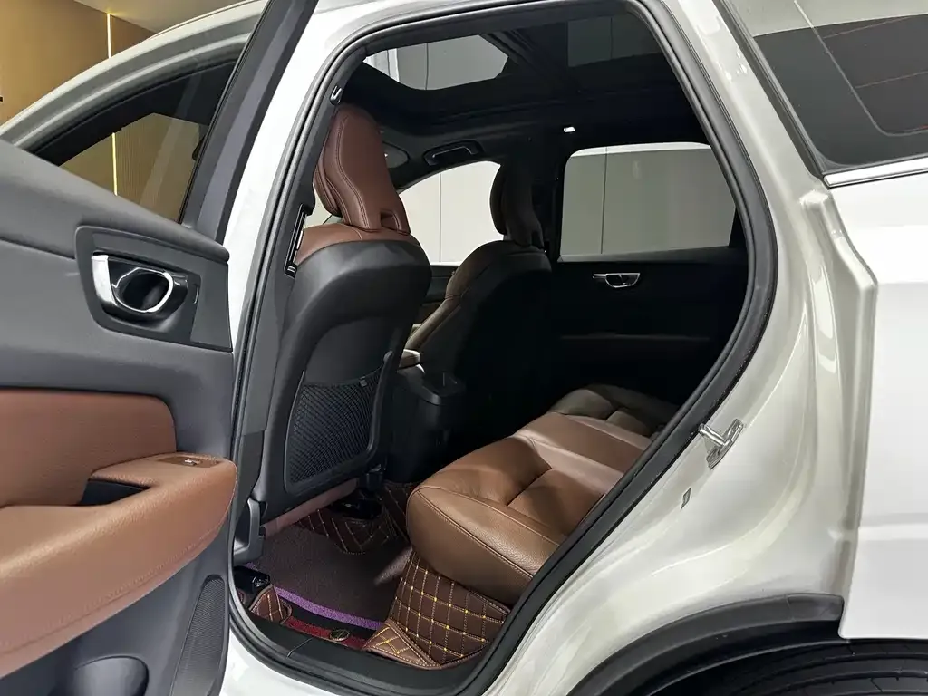 Volvo XC60 — фото 10