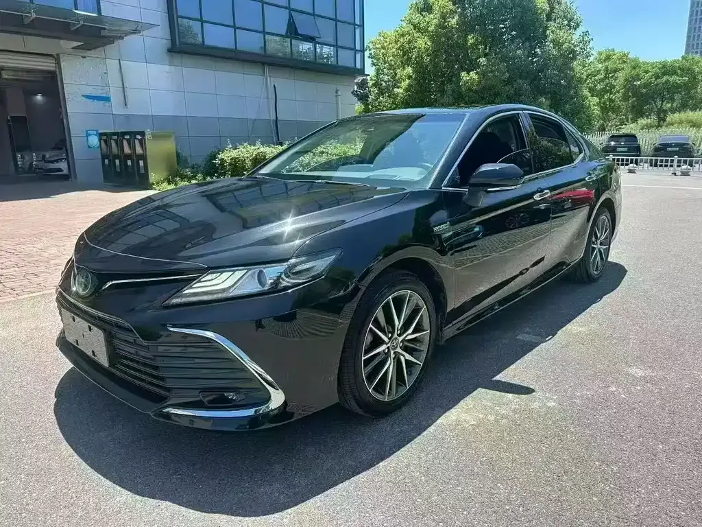 Toyota Camry — фото 1